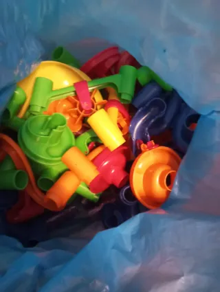 Juguetes de construcción y canicas