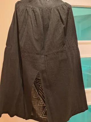 Falda negra con bordado blanco