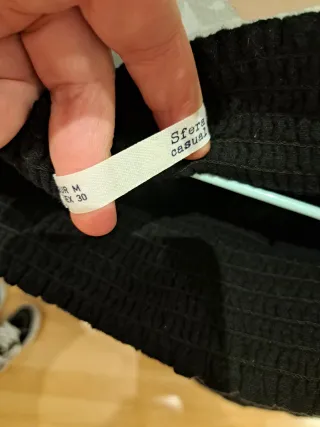 Falda negra con bordado blanco