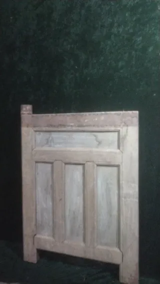 Puertas y ventana antiguas de enebro