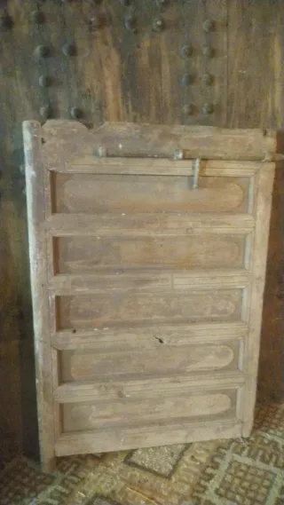 Puertas y ventana antiguas de enebro