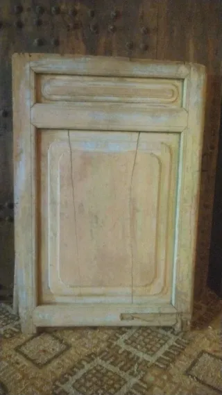 Puertas y ventana antiguas de enebro