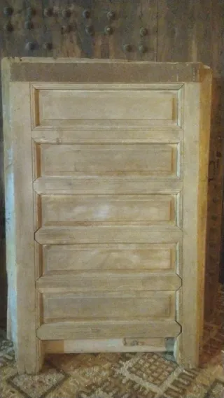 Puertas y ventana antiguas de enebro