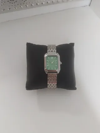 Reloj de pulsera plateado con esfera verde