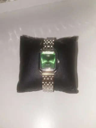 Reloj de pulsera plateado con esfera verde