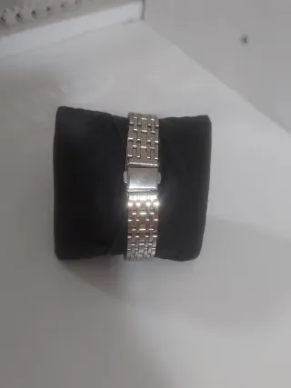 Reloj de pulsera plateado con esfera verde