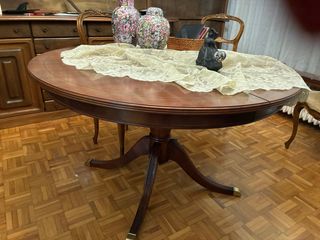 Mesa de comedor redonda de madera