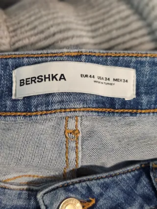 Pantalones vaqueros desgastados con salpicaduras