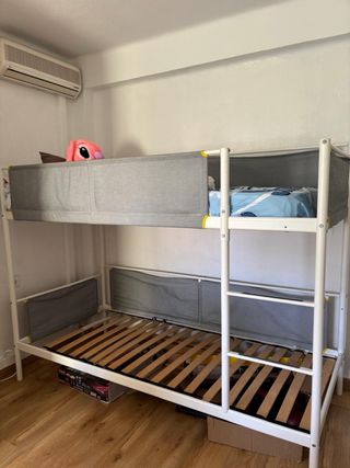 Litera gris y blanca con accesorios