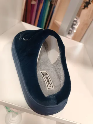 Zapatillas de casa azules con dibujo diferentes ta