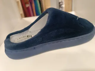 Zapatillas de casa azules con dibujo diferentes ta