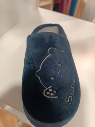 Zapatillas de casa azules con dibujo diferentes ta