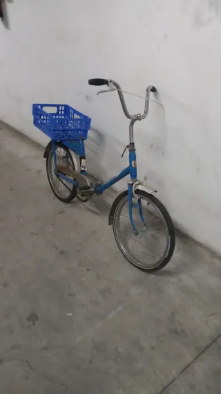 Bicicleta azul antigua con cesta