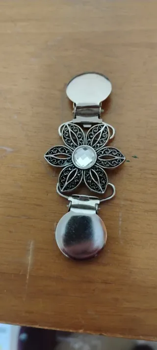 Broche flor con clip para chaqueta