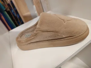 Zapatillas de casa de peluche con dibujo diferente