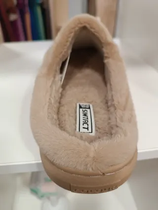 Zapatillas de casa de peluche con dibujo diferente