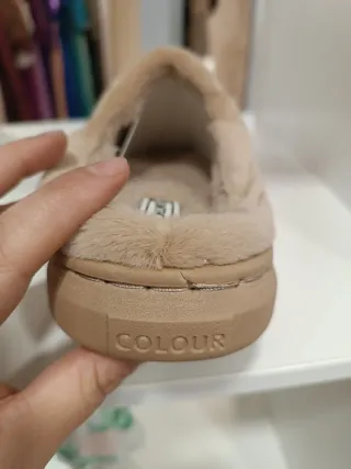 Zapatillas de casa de peluche con dibujo diferente