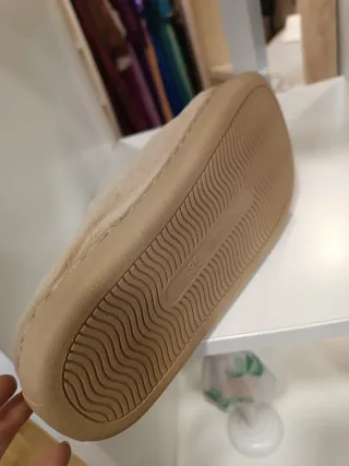 Zapatillas de casa de peluche con dibujo diferente