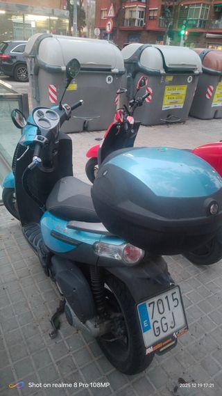 Piaggio Carnaby 200 Scooter