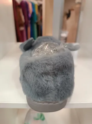 Zapatillas de casa de lobo grises y blancas