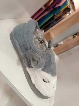 Zapatillas de casa de lobo grises y blancas