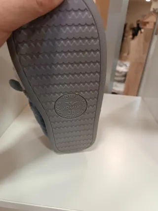 Zapatillas de casa de lobo grises y blancas