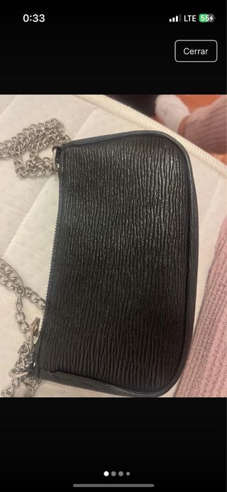Bolso negro con cadena