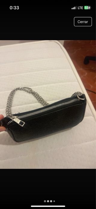 Bolso negro con cadena