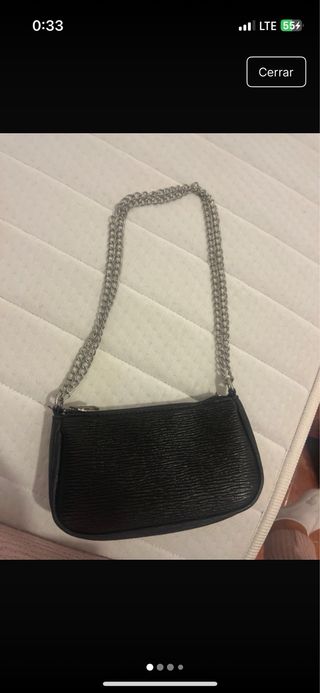 Bolso negro con cadena