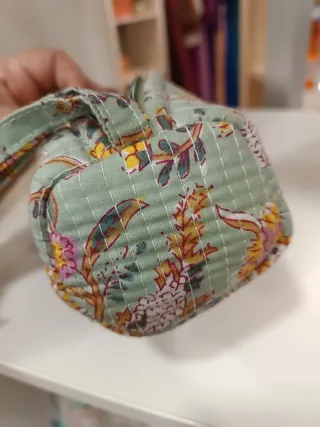 Neceser estampado floral cierre tienda