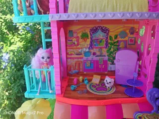 Casita de muñecas rosa con accesorios