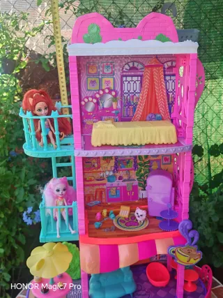 Casita de muñecas rosa con accesorios