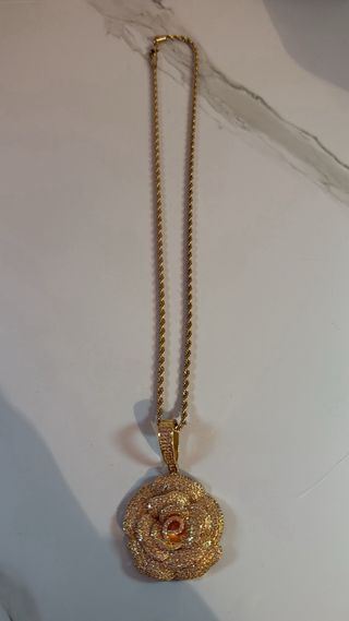 Cadena dorada con colgante rosa brillante