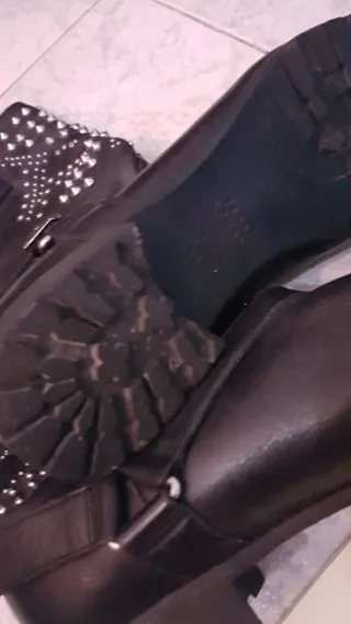 Botines negros con tachuelas