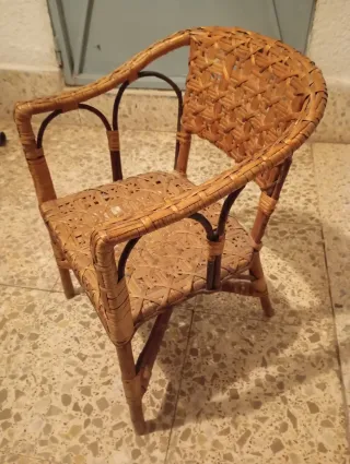 Silla vintage infantil de mimbre