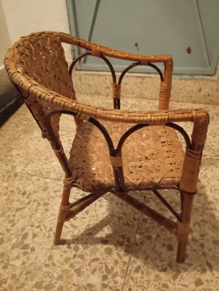 Silla vintage infantil de mimbre