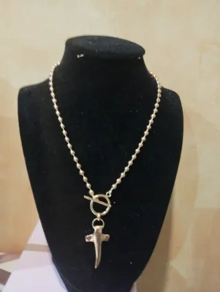 Collar dorado con colgante de cruz