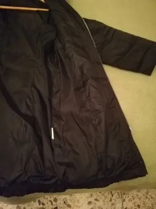 Chaquetón de plumas negro con capucha