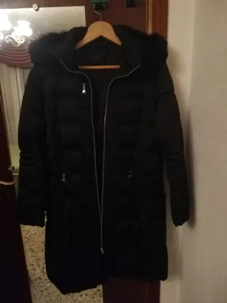 Chaquetón de plumas negro con capucha