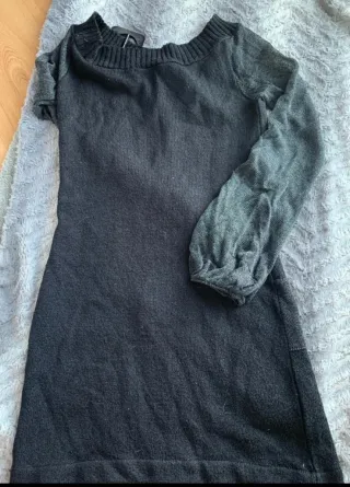 Vestido negro con mangas transparentes