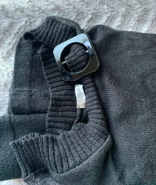 Vestido negro con mangas transparentes