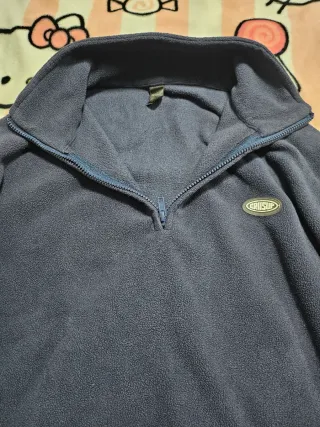 Sudadera azul con cremallera y logo