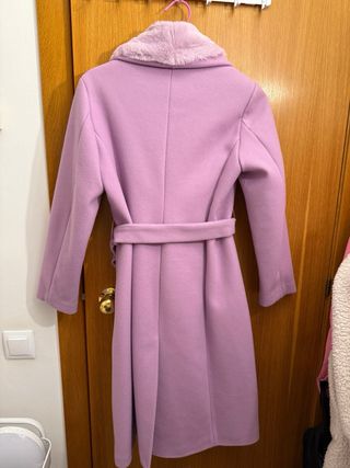 Abrigo lila con cuello de pelo