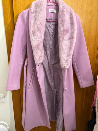Abrigo lila con cuello de pelo