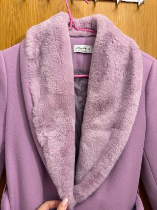 Abrigo lila con cuello de pelo