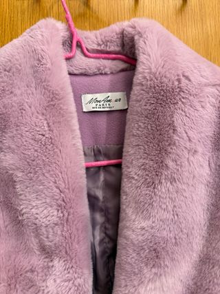 Abrigo lila con cuello de pelo
