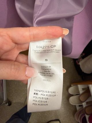 Abrigo lila con cuello de pelo