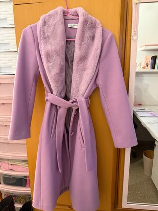 Abrigo lila con cuello de pelo