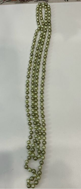 Collar de perlas sintéticas verdes