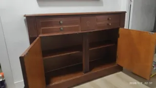 Espejo y aparador de madera marrón